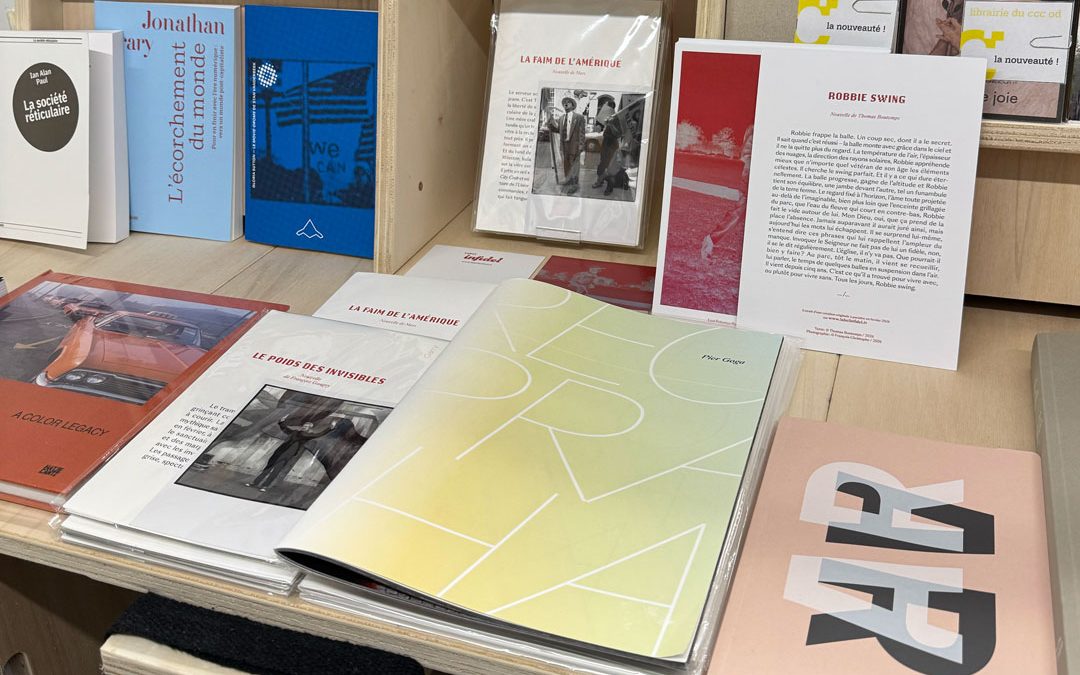 Sélection de livres de photographie des éditions Label Infidel présentée sur une étagère en bois à la librairie du CCCOD à Tours, avec plusieurs ouvrages exposés à plat et debout, aux côtés de livres d’Antonio Tabucchi et de Fred Herzog.